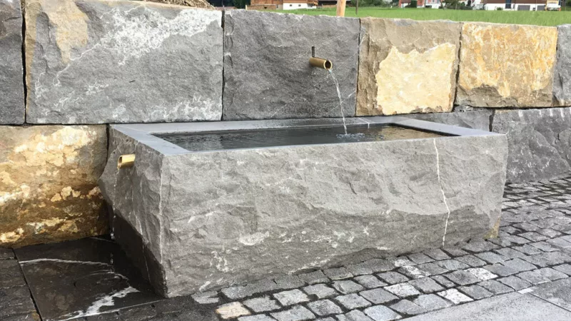 Natursteinbrunnen